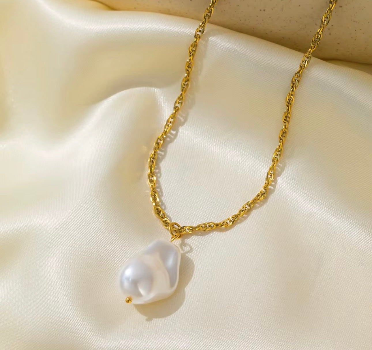Perla Baroque Pearl Pendant Necklace